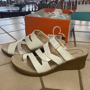 Baretraps brand new sandals in white